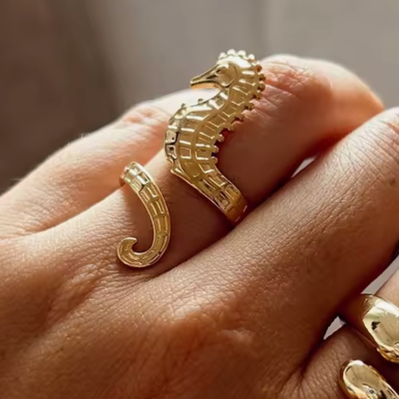 NWOT Seahorse Ring - Picture 2 of 2